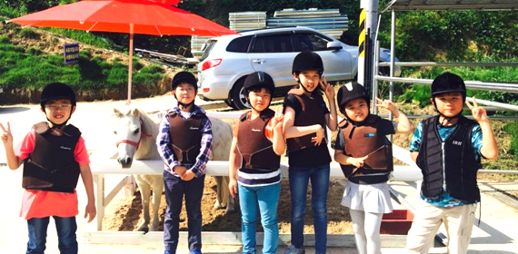 에이원승마클럽 경기도학생승마체험하는 아이들사진2