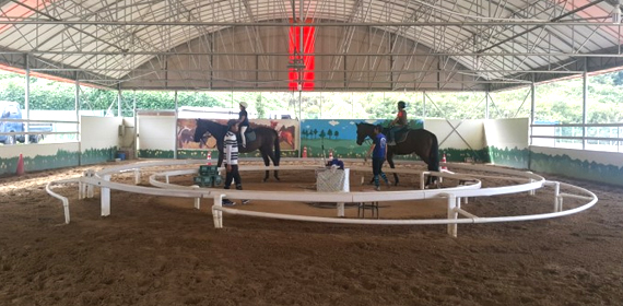 에이원승마클럽 실내마장 내부사진