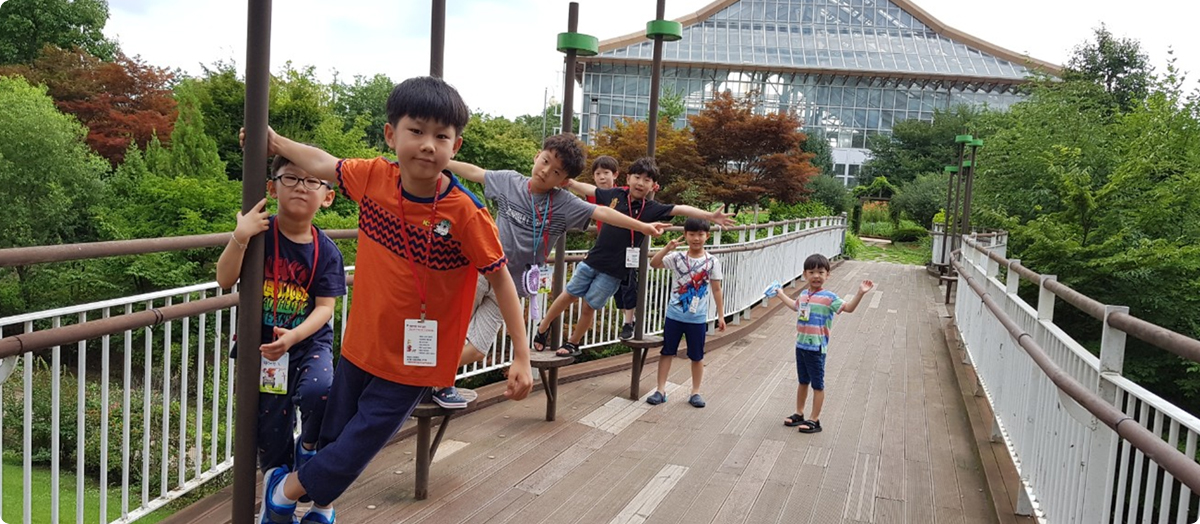 화성시우리꽃식물원에서 놀고있는 아이들